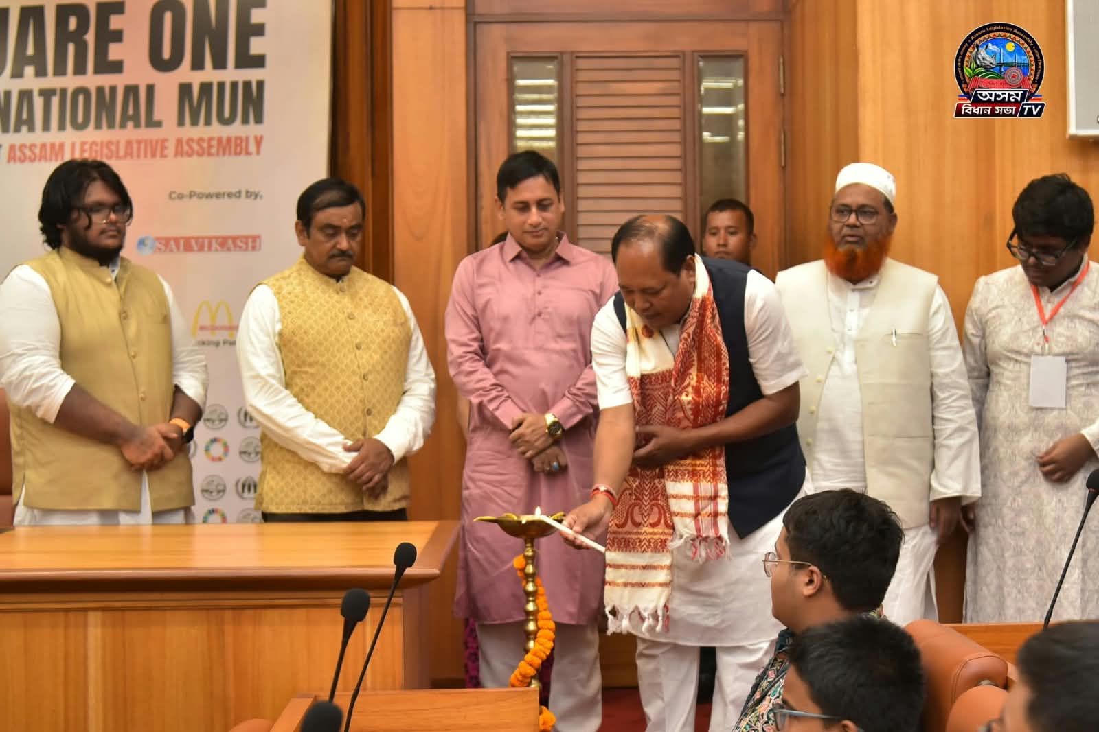 অসম বিধানসভাৰ কেন্দ্ৰীয় সভাগৃহত আজিৰ পৰা অনুষ্ঠিত হৈছে স্কোৱেৰ ৱান ইণ...